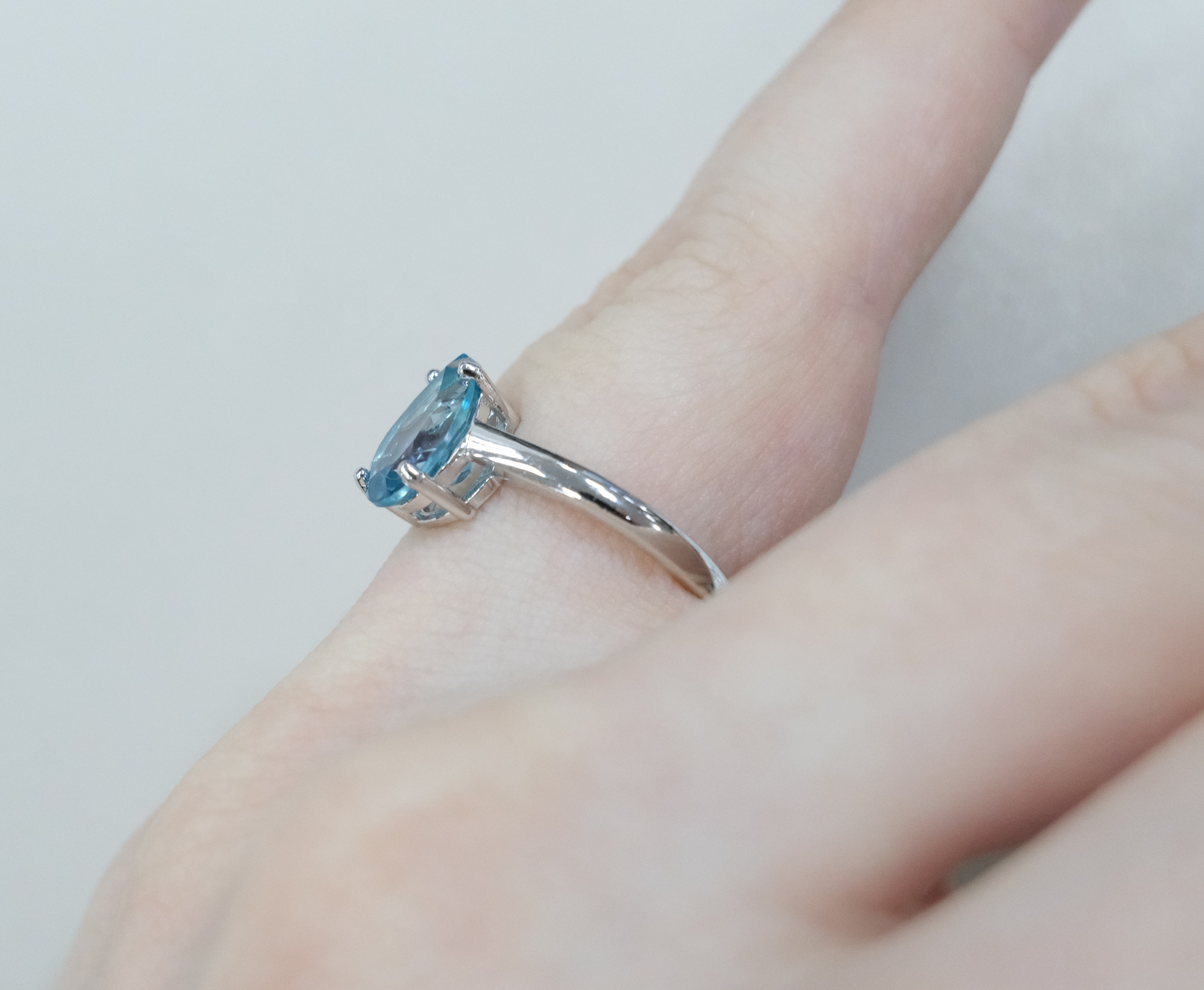 Серебряное кольцо с топазом Параиба